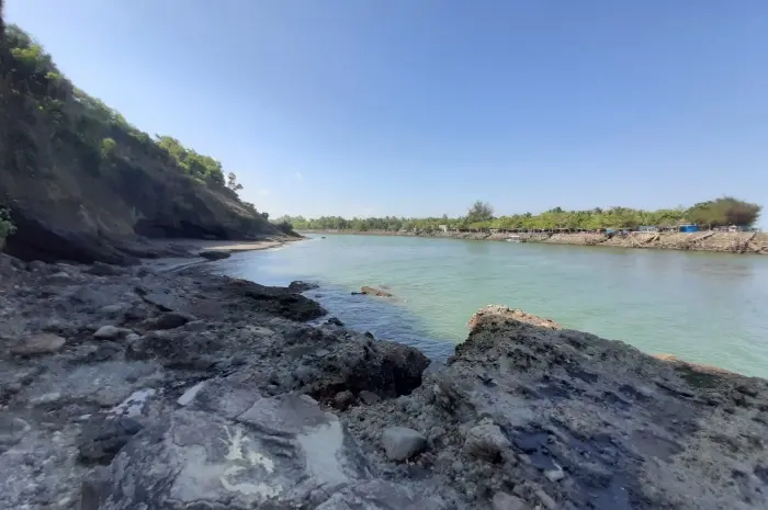 Karang Bolong Beach, Exotic Beauty with Unique Hollow Rock in Kebumen